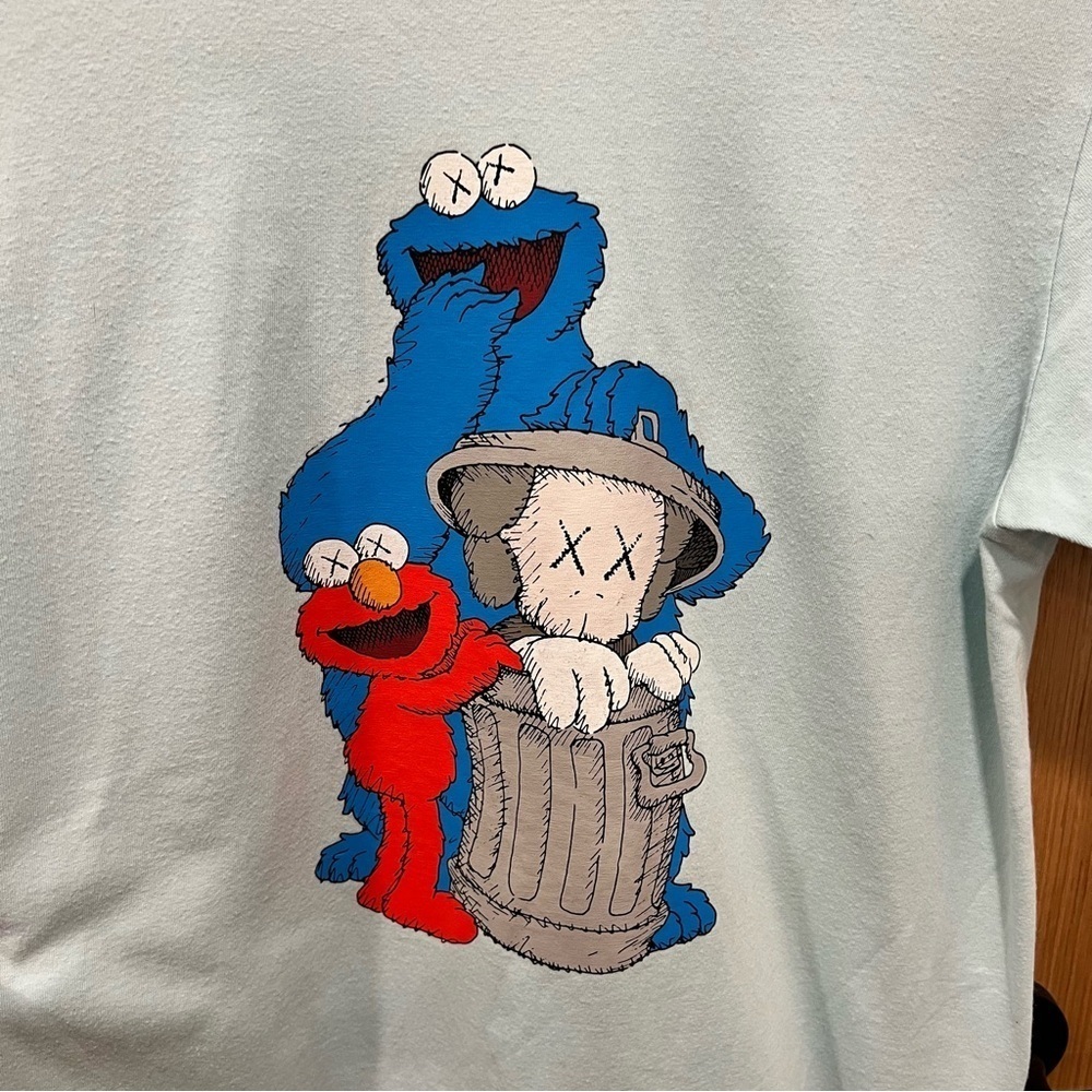 Uniqlo Kaws T-Shirt Men's Med Sesame Street Elmo Cookie Monster Light Blue Tee - Picture 1 of 6